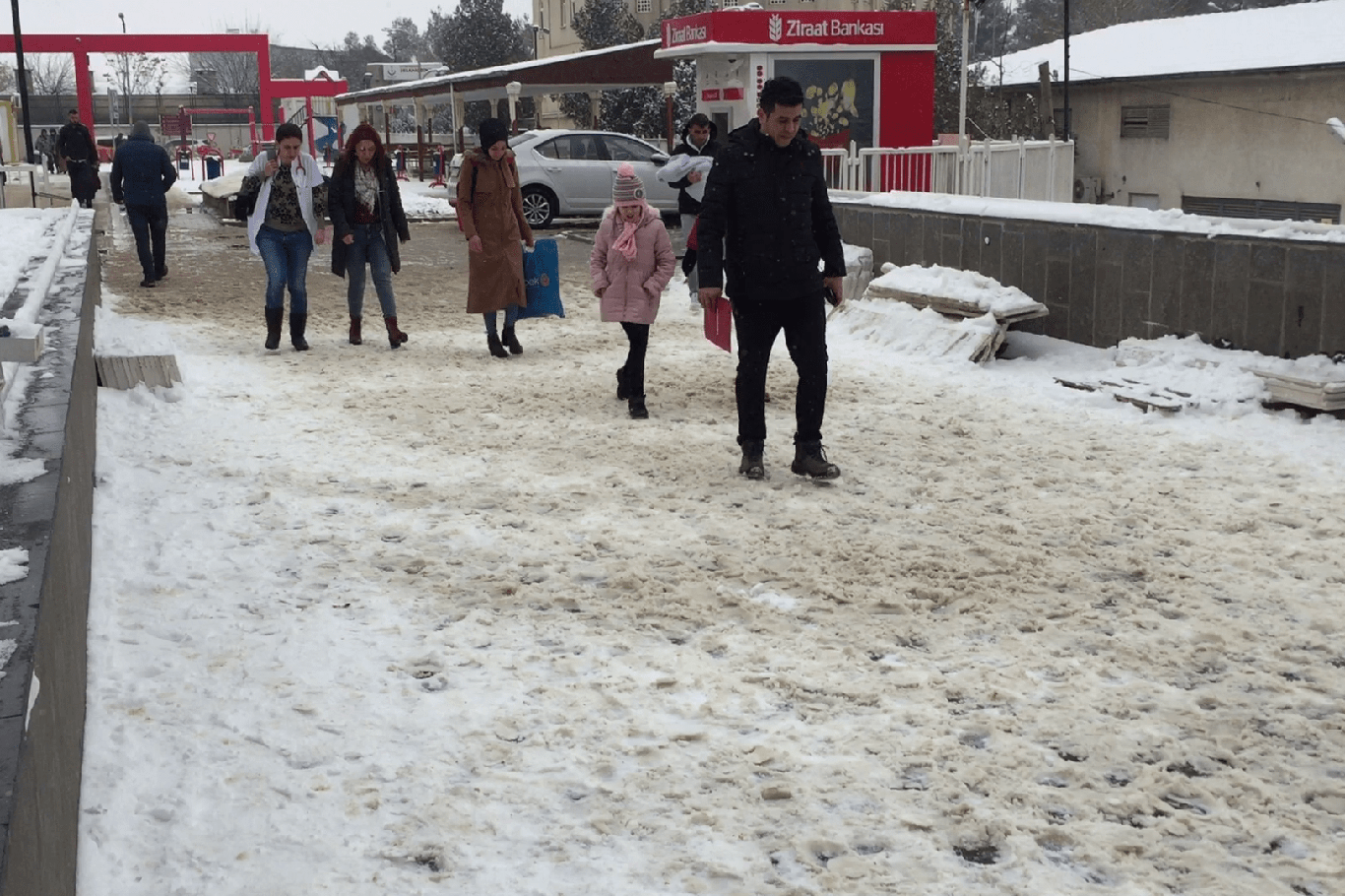 ​Diyarbakır’da etkili olan kar ve buzlanma özelikle yayaları rahatsız ediyor